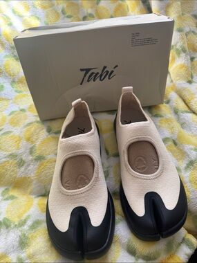 Tabi brand Women's Split-Toe Slip-On Shoes in Cream and Black